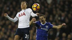Gelandang Tottenham Dele Alli, duel udara dengan bek Chelsea, Cesar Azpilicueta. Sejak babak pertama mulai kedua tim bermain imbang dan sudah terlibat jual beli serangan. (AFP/Adrian Dennis)