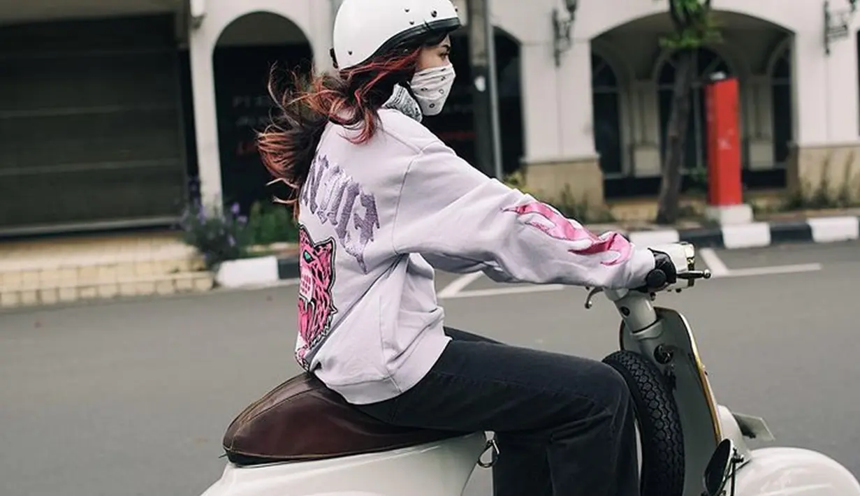 Sosok wanita bernama Sintya Marisca mendadak jadi sorotan usai dirinya dikabarkan dekat dengan El Rumi, putra kedua Maia Estianty. Setelah ditelusuri, rupanya Sintya Marisca merupakan anak motor pecinta vespa. (Liputan6.com/IG/@sintyamarisca)