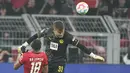 Kiper Borussia Dortmund, Alexander Meyer bersaing dengan penyerang RB Leipzig, Christopher Nkunku dalam laga pekan ke-23 Bundesliga atau Liga Jerman 2022/2023 di Signal Iduna Park, Sabtu (4/3/2023) dini hari WIB. Dua gol Dortmund pun tercipta di babak kedua, tepatnya lewat gol penalti Marco Reus (21’) dan Emre Can (39).  (AP Photo/Martin Meissner)