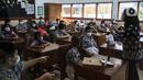 Sejumlah siswa mengikuti kegiatan belajar mengajar secara tatap muka saat PPKM level 1 di SD Pangudi Luhur, Jakarta, Rabu (25/5/2022). PPKM level 1 kini diberlakukan untuk wilayah Jakarta dan sekitarnya. Selama PPKM level 1, sekolah di Jabodetabek bisa melangsungkan Pembelajaran Tatap Muka (PTM) 100 persen. (Liputan6.com/Johan Tallo)