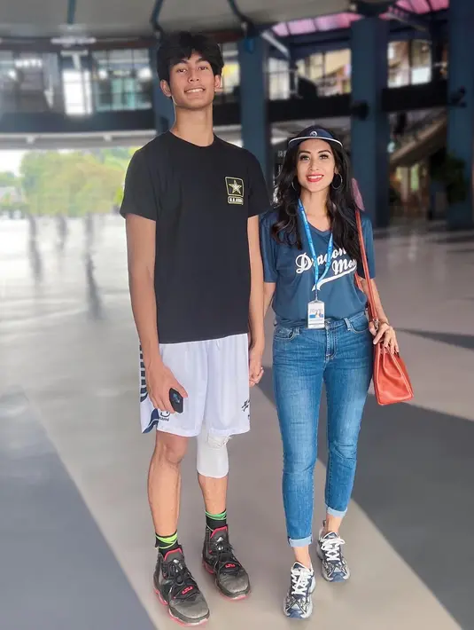Disela-sela kesibukannya, Dia kerap mendampingi putra bungsunya. Baik tanding basket atau sedang latihan. [Instagram/dps_diahpermatasari]
