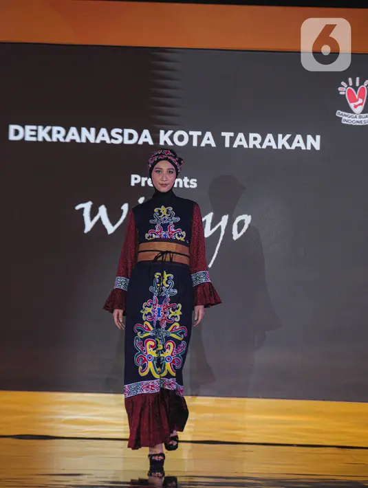 Peragaan busana tersebut bertema Derkranada Kota Tarakan. (Liputan6.com/Faizal Fanani)