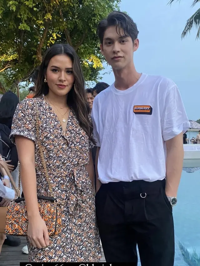 Raisa di Acara Burberry TB Monogram Singapura berfoto dengan Bright