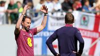 Harry Kane (kanan) berbincang dengan pelatih Timnas Inggris, Gareth Southgate pada sesi latihan. (ADRIAN DENNIS / AFP)