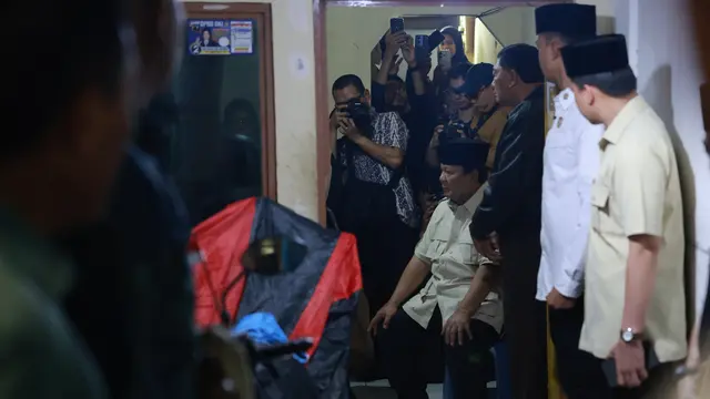 Tangis ibu almarhum Affan Kurniawan, Herlina pecah saat Presiden Prabowo Subianto berkunjung ke rumahnya, Jumat (29/8/2025).