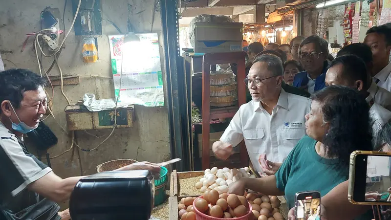 Menteri Perdagangan Zulkifli Hasan menemukan ada kenaikan harga sejumlah komoditas pangan saat mengunjungi Pasar Rawamangun, Jakarta Timur