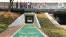 Gubernur DKI Jakarta Anies Baswedan meninjau jalur pejalan kaki saat soft launching fasilitas pejalan kaki dan pesepeda pada proyek pembangunan dan penataan kawasan Semanggi di Taman Semanggi, Jakarta, Rabu (12/10/2022). Anies mengawali soft launching ini dengan bersepeda di jalur baru didampingi Kadishub DKI Jakarta Syafrin Liputo. (Liputan6.com/Herman Zakharia)