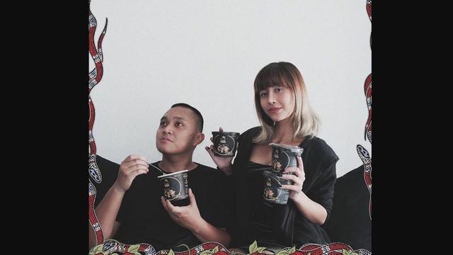 Selebgram Awkarin atau Karin Novilda bersama almarhum mantan kekasihnya Oka Mahendra Putra.