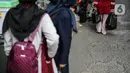 Warga membawa barang belanjaan dengan menggunakan kantong plastik di Kawasan Pasar Jatinegara, Jakarta, Selasa (30/6/2020). Mulai 1 Juli 2020 penggunaan kantong plastik sekali pakai dilarang di mal, toko swalayan, dan pasar tradisional di DKI Jakarta. (Liputan6.com/Faizal Fanani)