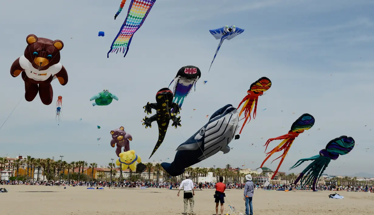 Layang-layang raksasa diterbangkan saat Festival Internacional del Viento (Festival Angin Internasional) di pantai Malvarrosa, di Valencia, Spanyol (23/4). Acara ini diikuti oleh 150 peserta dari berbagai penjuru Eropa. (AFP/Jose Jordan)
