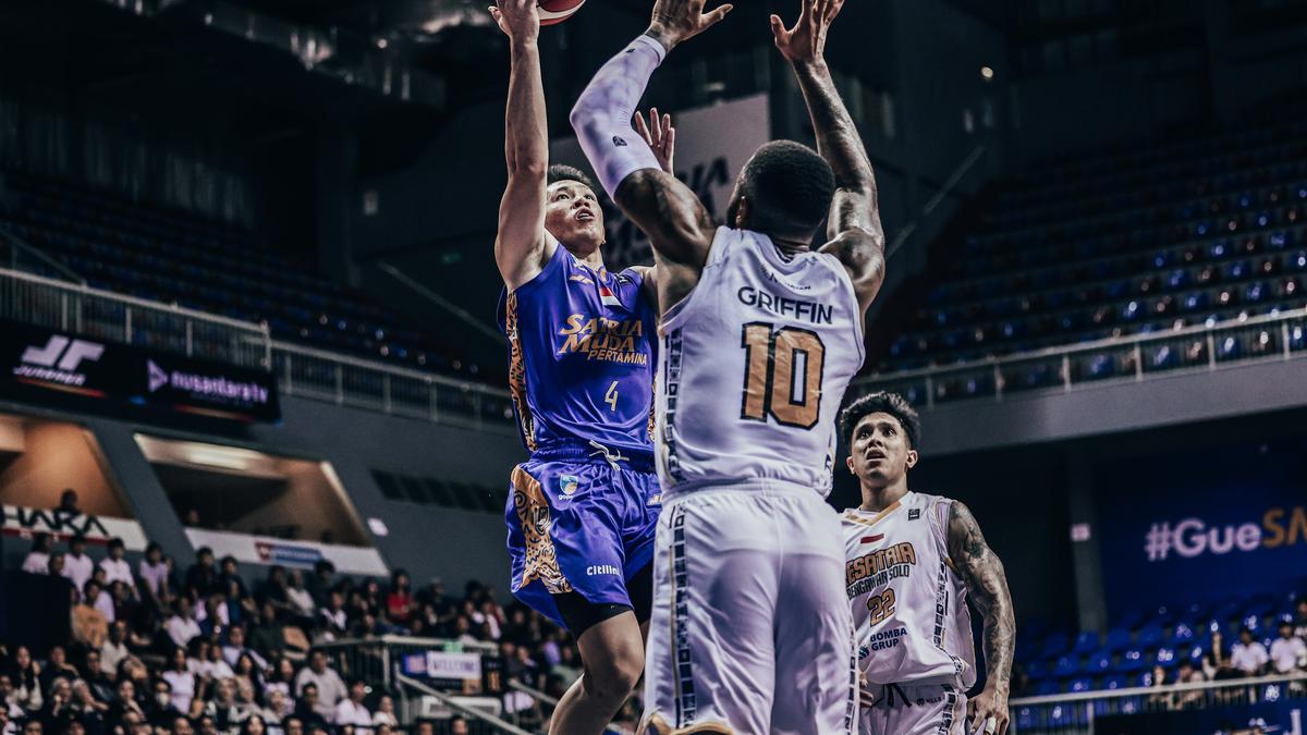 Hasil IBL 2025: Satria Muda Hadiahi Kesatria Bengawan Solo Kekalahan Perdana