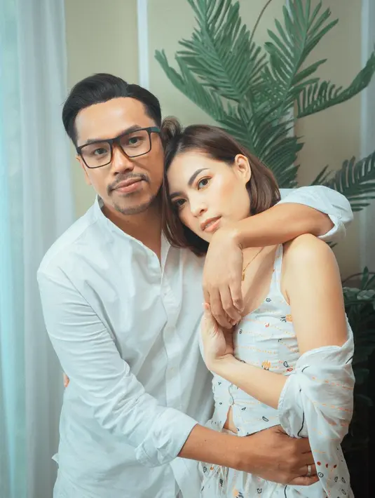 Pengalaman lain yang pernah di alami selama bersama Kerispatih adalah saat bus yang ditumpangi diberhentikan oleh penggemar saat tampil di luar kota. Bukan hanya Kerispatih, band-band lain juga pernah merasakan hal serupa. [Instagram/sammysimorangkir]