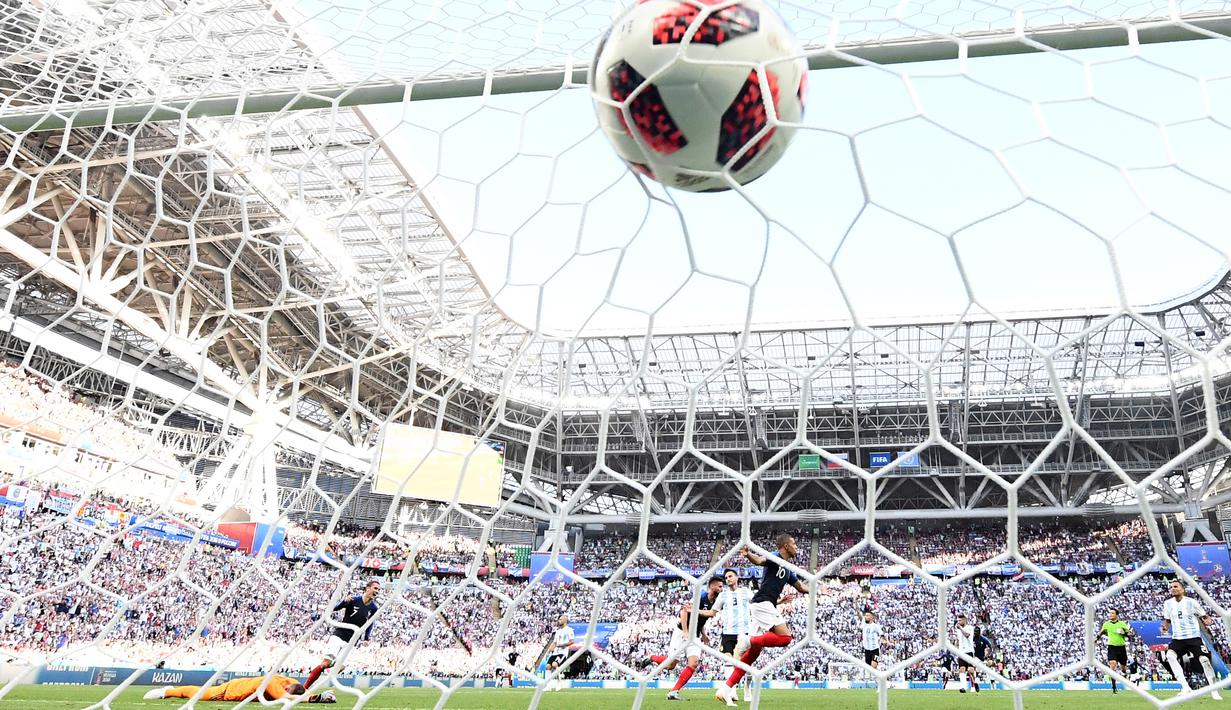 Proses terjadinya gol yang dicetak striker Prancis, Kylian Mbappe, ke gawang Argentina pada laga 16 besar Piala Dunia di Kazan Arena, Kazan, Sabtu (30/6/2018). Prancis menang 4-3 atas Argentina. (AFP/Franck Fife)