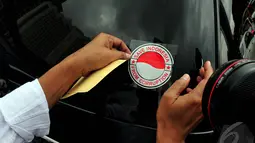 Puluhan stiker yang dibagikan kepada para pengguna jalan berisi imbauan dan sosialisasi terkait pentingnya pemberantasan korupsi, Jakarta, Selasa (12/9/2014). (Liputan6.com/Johan Tallo)
