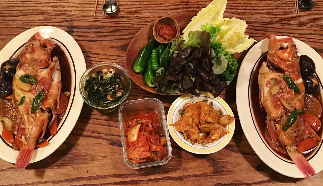 Yoona terlihat menyiapkan masakan ikan berkuah. Dalam realtiy show itu, Yoona tampak begitu ahli saat memasak. (Foto: instagram.com/yoona__lim)