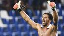 Kiper Italia, Gianluigi Buffon, merayakan kemenangan atas Israel pada laga kualifikasi Piala Dunia 2018 di Stadion Reggio Emilia, Italia, Selasa (5/9/2017). Italia menang 1-0 atas Israel. (AFP/Vicenzo Pinto)