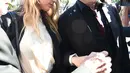 Pasangan selebritis, Johnny Depp dan Amber Heard tiba di Pengadilan Southport Magistrates, Gold Coast Australia, Senin (18/4/2016). Depp dan Amber Heard menghadapi sidang pengadilan atas impor ilegal anjing pasangan ke Australia. (REUTERS/Dave Hunt/AAP)