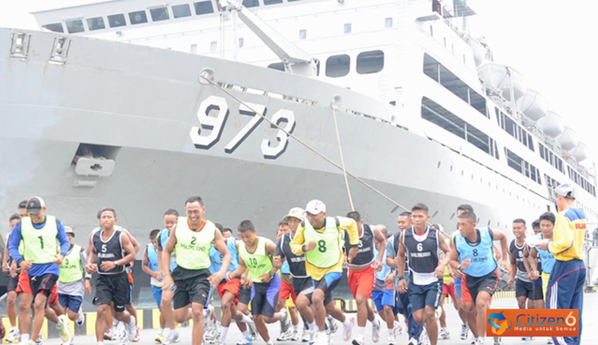 Citizen6, Jakarta: Sebanyak 36 orang atlit dayung Kolinlamil melaksanakan tes samapta di Dermaga Kolinlamil, Tanjung Priok, Jakarta Utara, Kamis (25/10). (Pengirim: Dispenkolinlamil). 