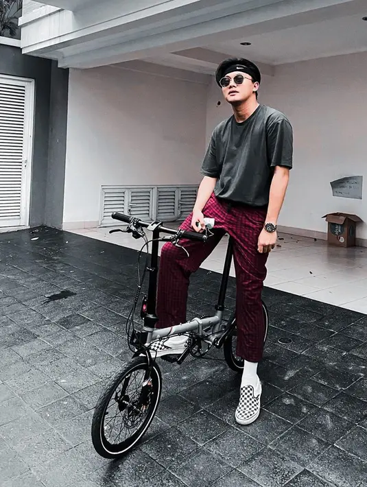 Semua bermula dari rasa kagum Rizky Febian terhadap Anya Geraldine, hingga akhirnya Iky meminta Anya untuk menjadi model video klipnya. Tak heran keduanya berhasil membuat publik terbawa perasaan. (Instagram/rizkyfbian)