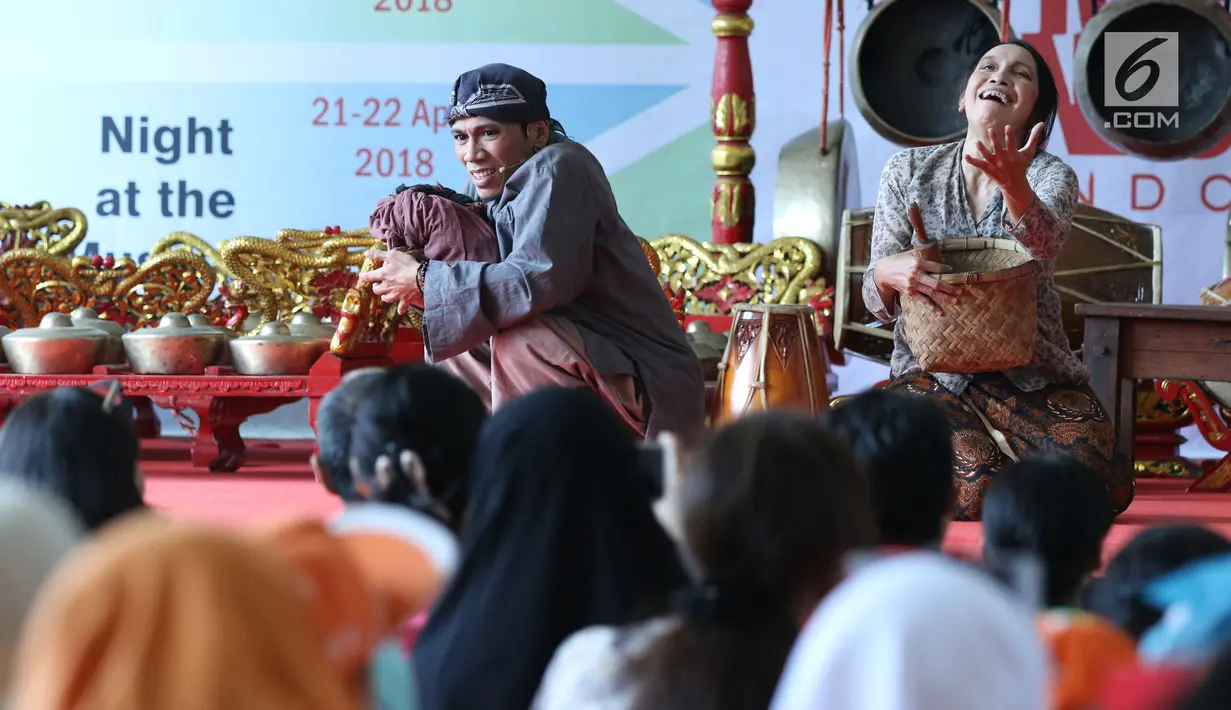 Pemeran dari Teater Koma menampilkan potongan cerita sejarah perjuangan pasukan Mataram di Museum Nasional Indonesia, Jakarta, Minggu (29/4). Dongeng tersebut berkisah penyerangan Sultan Agung ke Batavia. (Liputan6.com/Helmi Fithriansyah)