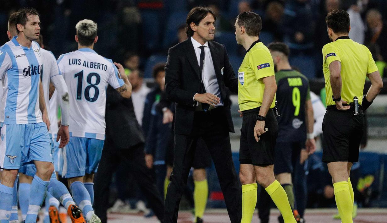 Pelatih Lazio, Simone Inzaghi memprotes wasit Ovidiu Hategan selama pertandingan melawan FC Red Bull Salzburg pada leg pertama babak perempat final Liga Europa di stadion Olimpiade di Roma, Italia (5/4). Lazio menang 4-2. (AP Photo / Gregorio Borgia)