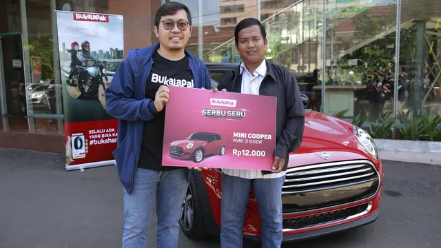 Penyerahan Mini Cooper dari Bukalapak untuk Dedi Heryadi