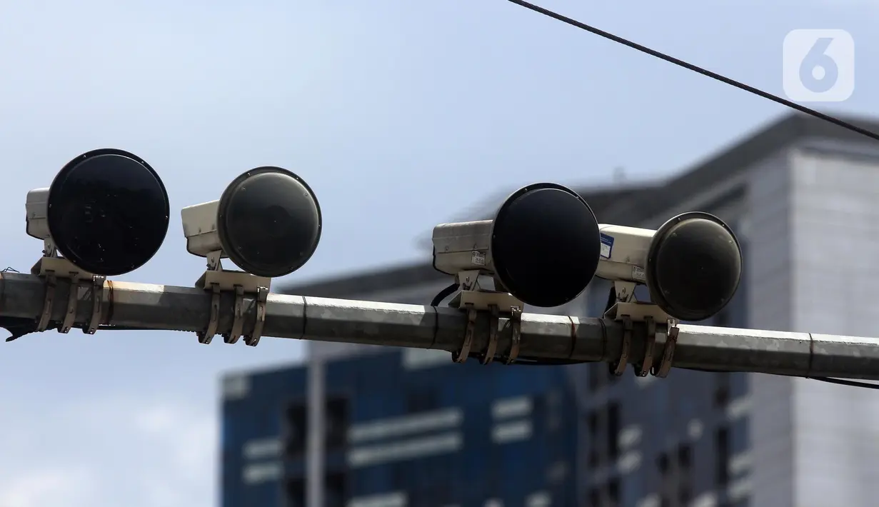 Kamera electronic traffic law enforcement (ETLE) yang dipasang di Jalan S Parman, Slipi, Jakarta, Senin (20/2/2023). Selain itu, akan ada juga 60 kamera ETLE mobile yang akan berlaku tahun ini untuk melapisi wilayah yang tidak terjangkau kamera ETLE statis. (Liputan6.com/Johan Tallo)