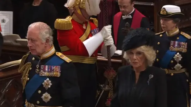 Raja Charles III dan Ratu Camilla di Westminster Abbey. Anggota inti Royal Family mengikuti di belakang.