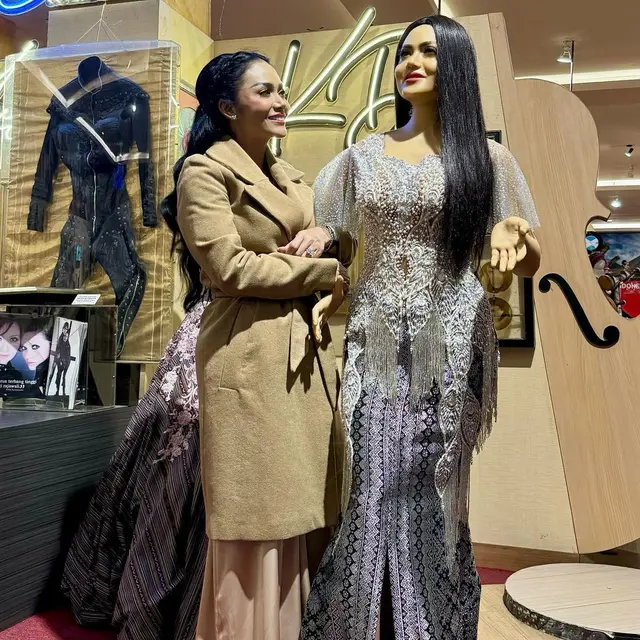 Momen Kris Dayanti Bertemu Patung Dirinya, Sisir Rambut sampai Diajak Foto Bareng