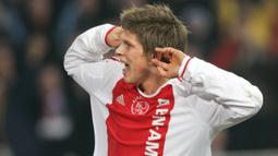 Klaas-Jan Huntelaar. Striker Belanda berusia 38 tahun yang baru saja pensiun pada Juli 2021 ini pernah memperkuat Ajax Amsterdam dalam 2 periode, yaitu pertengahan 2005/2006 hingga pertengahan 2008/2009 dan 2017/2018 hingga pertengahan 2020/2021. Bersama Ajax ia mampu meraih gelar top skor Liga Belanda sebanyak 2 kali di periode pertamanya, yaitu musim 2005/2006 dan 2008/2009. Pada dua musim tersebut ia mampu mencetak masing-masing 33 gol. Dalam dua periode bersama Ajax, ia total tampil dalam 256 laga di semua ajang dengan torehan 158 gol dan 42 assist. (AFP/ANP/Vincent Jannink)