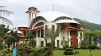 Masjid Atta’awun terletak di kawasan Puncak, Bogor, Jawa Barat. Masjid yang dibangun tahun 1997 memiliki kubah yang mirip jamur.  Di masjid ini jamaah bisa melihat hamparan kebun teh yang luas. (Istimewa)