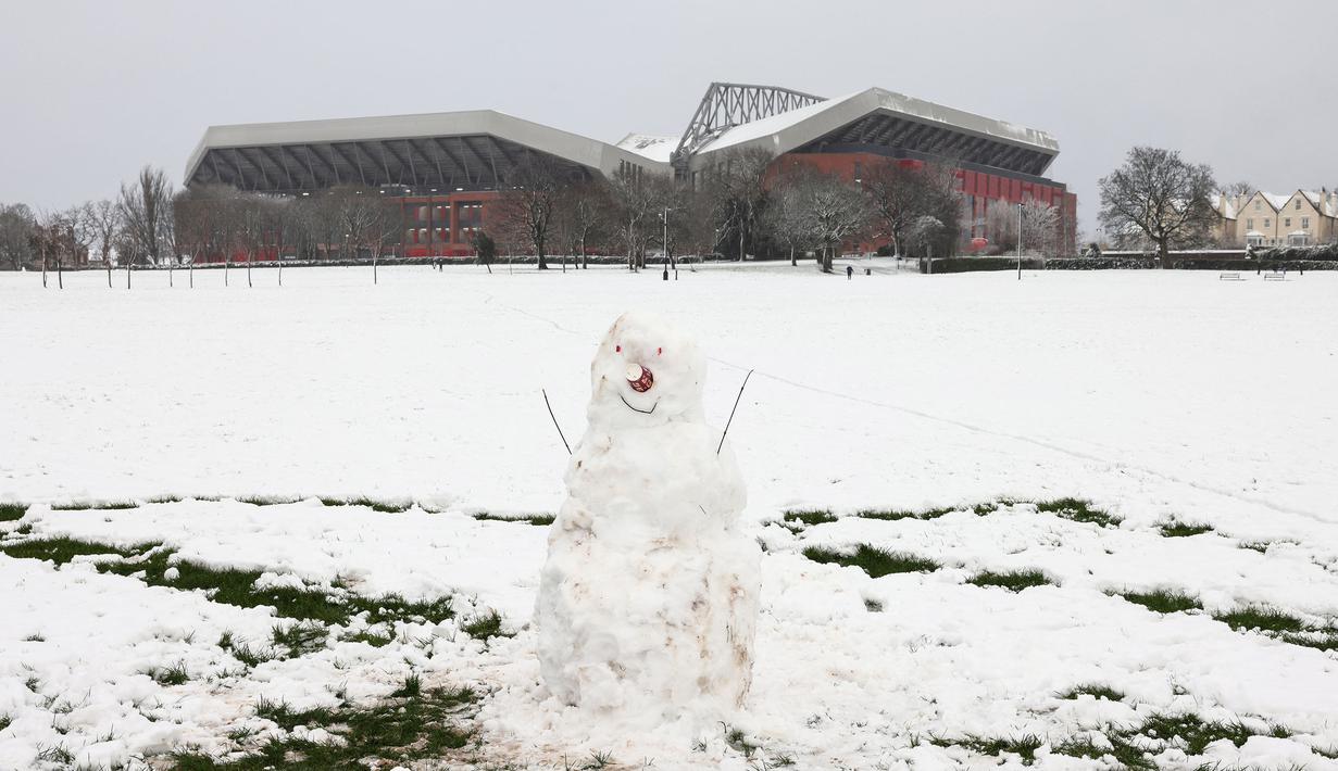 Sebuah manusia salju berdiri di lapangan latih dekan Stadion Anfield, Liverpool menjelang laga lanjutan Liga Inggris 2024/2025 antara Liverpool melawan Manchester United pada Minggu (05/01/2025). (AFP/Darren Staples)