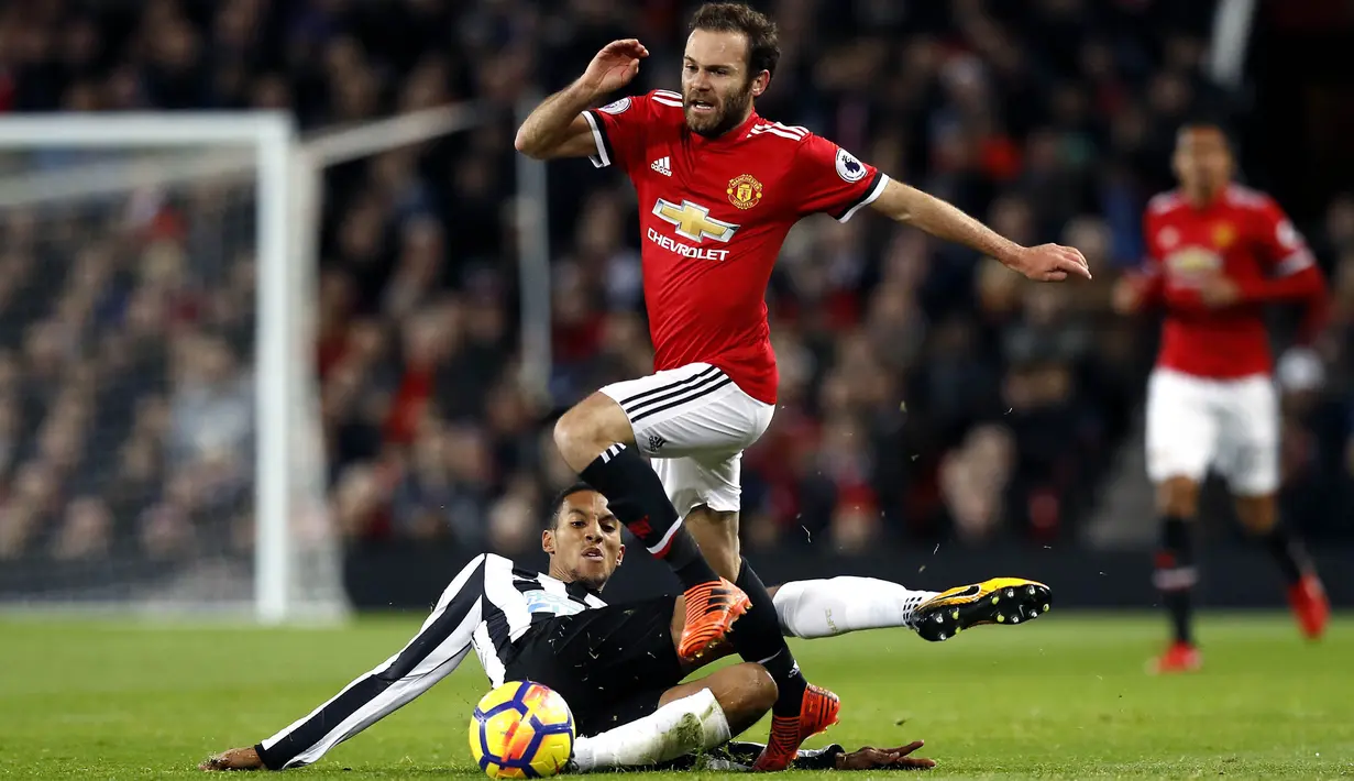 Gelandang Manchester United, Juan Mata, berusaha melewati gelandang Newcastle United,  Isaac Hayden, pada laga Premier League di Stadion Old Trafford, Sabtu (18/11/2017). Manchester United menang 4-1 atas Newcastle United. (AP/Martin Rickett)