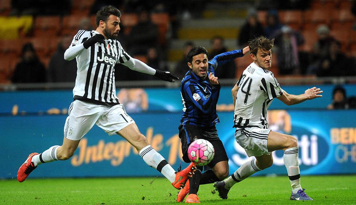 Striker Inter, Eder, berebut bola dengan bek Juventus, Daniele Rugani dan Andrea Barzagli. Pada waktu normal Inter berhasil unggul 3-0 atas Juventus. (EPA/Daniele Mascolo)