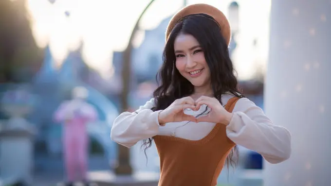 mencintai diri sendiri tersenyum