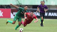Pemain depan Persija, Marko Simic terjatuh saat berebut bola dengan pemain PSMS pada laga kedua Semifinal Piala Presiden 2018 di Stadion Manahan, Solo, Jawa Tengah, Senin (12/2). Persija unggul 1-0. (Liputan6.com/Helmi Fithriansyah)