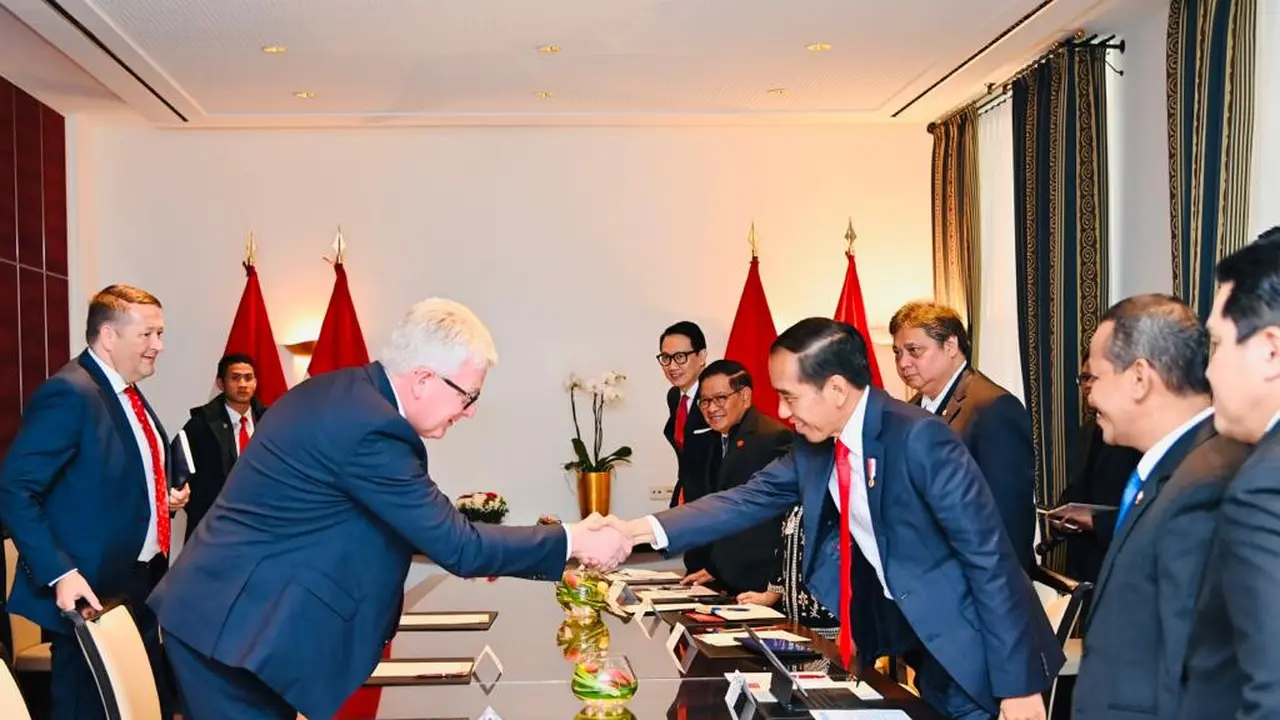 Presiden Joko Widodo atau Jokowi menggelar pertemuan bisnis dengan tiga pemimpin perusahaan Eropa di Hotel Kastens Luisenhoff, Hannover, Jerman, Minggu, 16 April 2023.