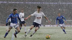 Pemain Tottenham, Juan Foyth (kanan) mengecoh pemain Rochdale, Ian Henderson pada babak kelima Piala FA  di Wembley stadium, London, (28/2/2018). Tottenham menang 6-1. (AP/Matt Dunham)
