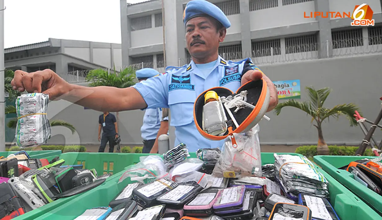 Selain barang elektronik, petugas juga menemukan obat-obatan terlarang dan bong yang dipakai untuk menghisap sabu (Liputan6.com/Herman Zakharia)