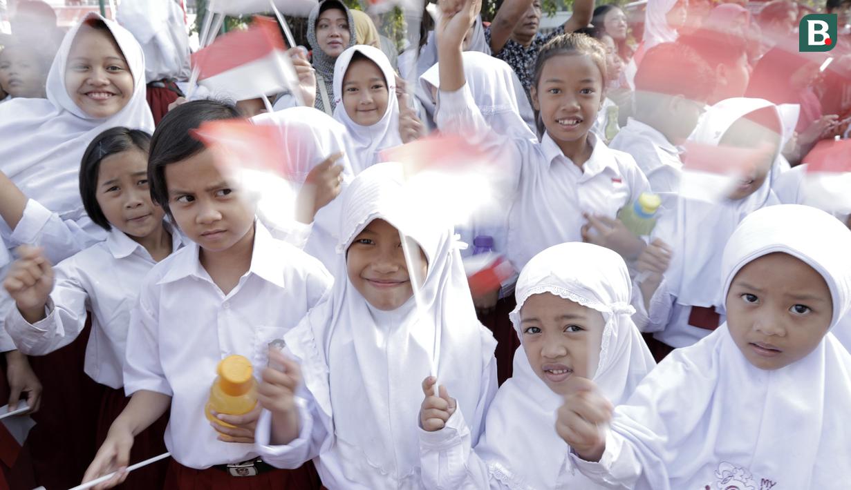 Sejumlah siswa memeriahkan kirab obor Asian Games 2018 di Pagelaran Keraton Yogyakarta, Kamis (19/7/2018). Total jarak kirab Obor di Yogya ini sepanjang 11,5 kilometer. (Bola.com/M Iqbal Ichsan)