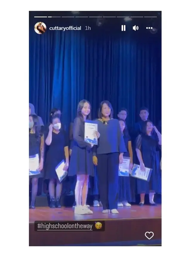 5 Momen Cut Tary Dampingi Anak saat Wisuda, Bangga Banget