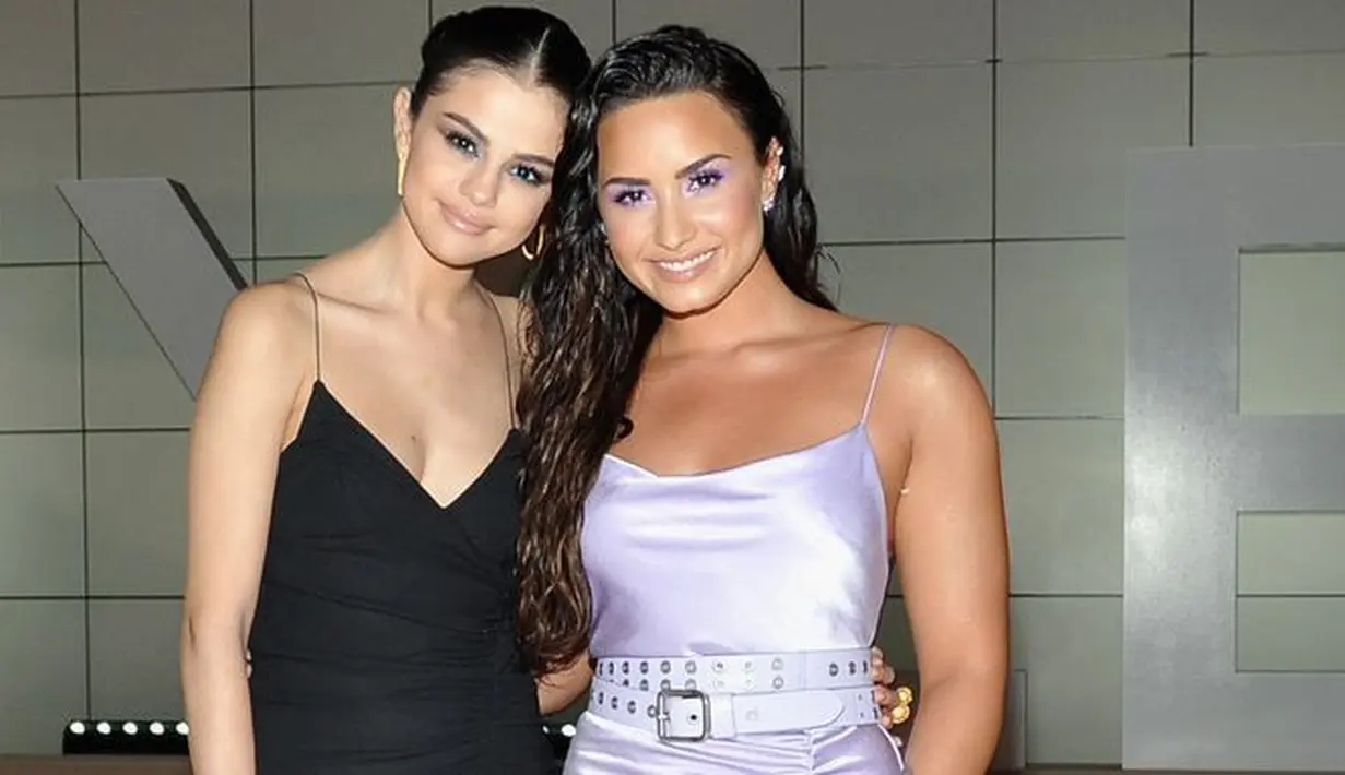 "Saat Selena mengetahui berita tentang Demi, ia sangat sedih," ujar seorang sumber dilansir dari E! News. (Cosmopolitan)