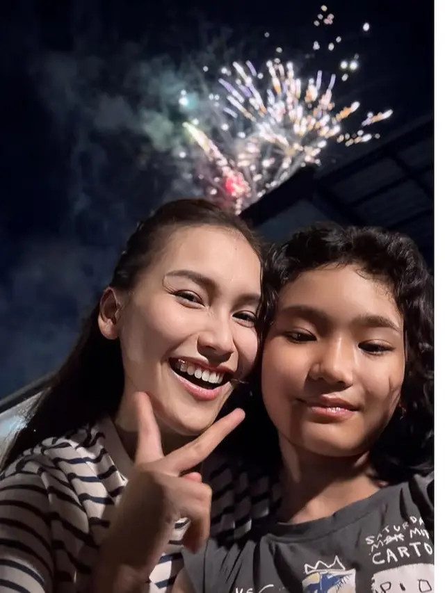 Gaya Artis Tanah Air Rayakan Pergantian Tahun Cukup di Rumah Bersama Keluarga.