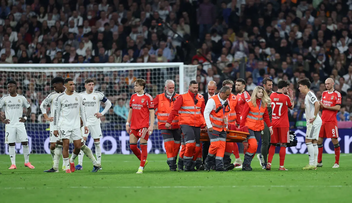Pelatih Alvaro Arbeloa kemudian menggantikan sang pemain dengan David Alaba sementara Camavinga digantikan oleh Franco Mastantuono. (AFP/Thomas Coex)