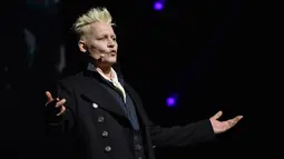 Aktor Johnny Depp tampil secara mengejutkan dalam ajang Comic-Con di San Diego, 21 Juli 2018. Johnny Depp memamerkan penampilan perdananya sebagai penyihir hitam Grindelwald pada penggemar Harry Potter. (CHRIS DELMAS / AFP)