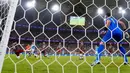 Sepakan keras Nathan Ake dari jarak jauh ditip dan membentur tiang, lalu disambar Julian Alvarez ke dalam gawang. (AP Photo/Manu Fernandez)