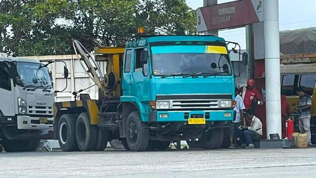 Sebuah Truk yang terpantau petugas berulang kali mengisi BBM bersubsidi jenis bio solar di SPBU Kabupaten Bengkalis.
