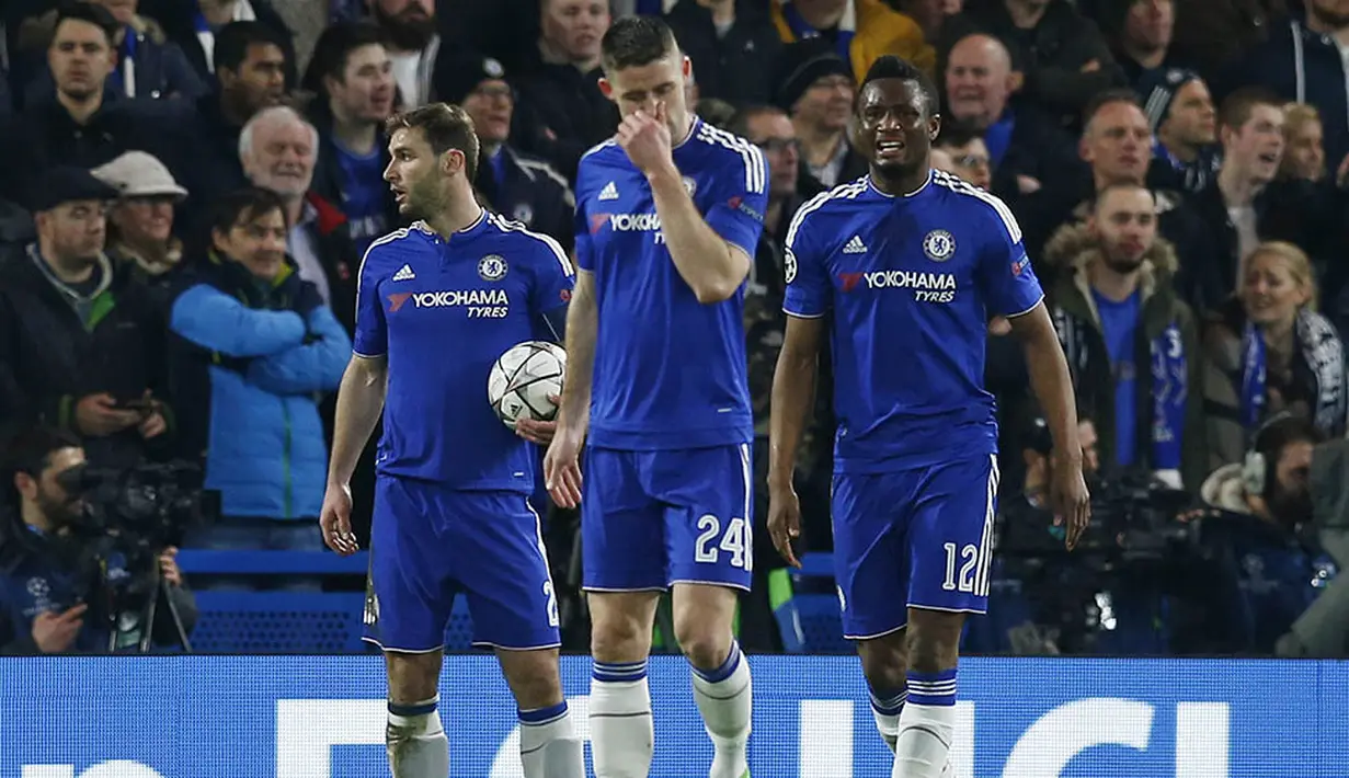 Para pemain Chelsea tampak kecewa usai takluk dari PSG. Akibat kekalahan ini The Blues terpaksa puasa gelar pada musim ini dan terancam gagal ke Liga Champions musim depan. (Reuters/Eddie Keogh)