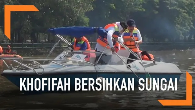 Gubernur Khofifah Indar Parawansa mencari sampah popok yang ada di sepanjang Sungai Brantas, Jawa Timur.