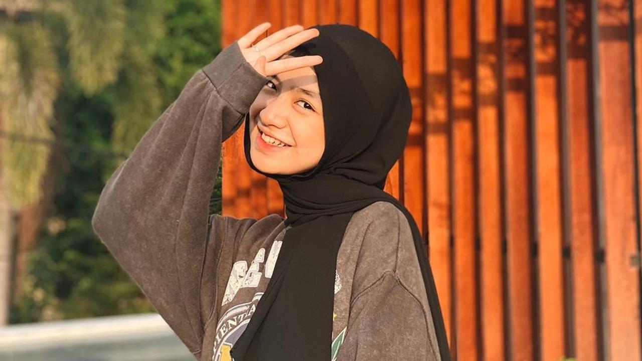 Potret Nashwa Zahira Pakai Jilbab Warna Hitam, Kian Pancarkan Pesonanya